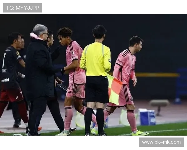 足坛巨星罕见疾病缠身健康隐忧引发球迷广泛关注与深思