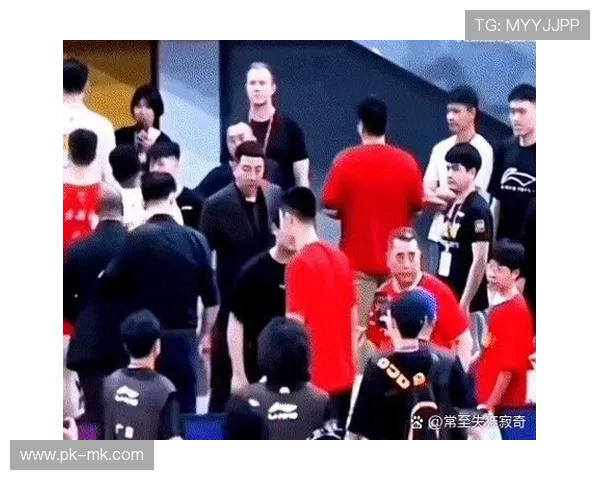 足球巨星观战篮球巅峰对决引发球迷热议全场氛围瞬间点燃
